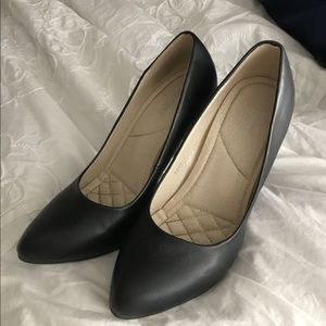 Black pumps